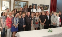 Succès pour le vernissage de l&#039;exposition &quot;couleurs et matières&quot; dans la salle de la mairie.